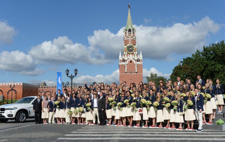 Церемония вручения премьер-министром РФ Д. Медведевым автомобилей российским спортсменам - победителям и призерам Игр XXXI Олимпиады в Рио-де-Жанейро