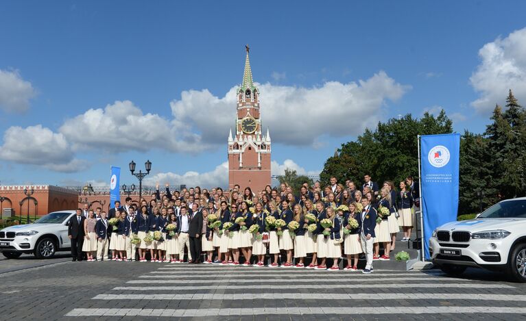 Церемония вручения премьер-министром РФ Д. Медведевым автомобилей российским спортсменам - победителям и призерам Игр XXXI Олимпиады в Рио-де-Жанейро