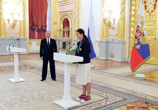 Президент РФ Владимир Путин и серебряный призер по фехтованию на саблях Софья Великая
