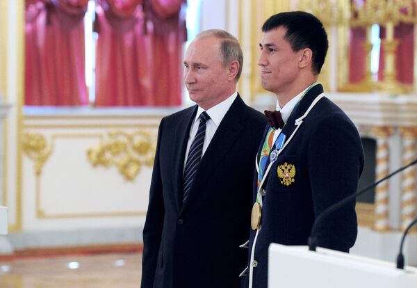 Президент РФ Владимир Путин (слева) и олимпийский чемпион по греко-римской Роман Власов