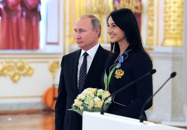 Президент РФ Владимир Путин и двухкратная олимпийская чемпионка по фехтованию на саблях Яна Егорян