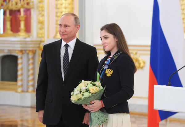 Президент РФ Владимир Путин и серебряный и бронзовый призер по спортивной гимнастике Алия Мустафина