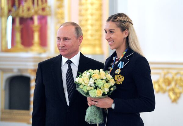 Президент РФ Владимир Путин и олимпийская чемпионка по гандболу Ольга Акопян
