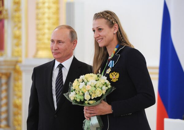 Президент РФ Владимир Путин и олимпийская чемпионка по гандболу Ирина Близнова