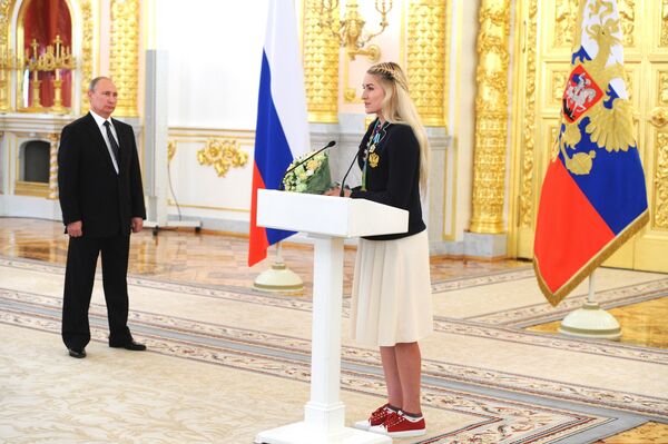Президент РФ Владимир Путин и олимпийская чемпионка по гандболу Владлена Бобровникова