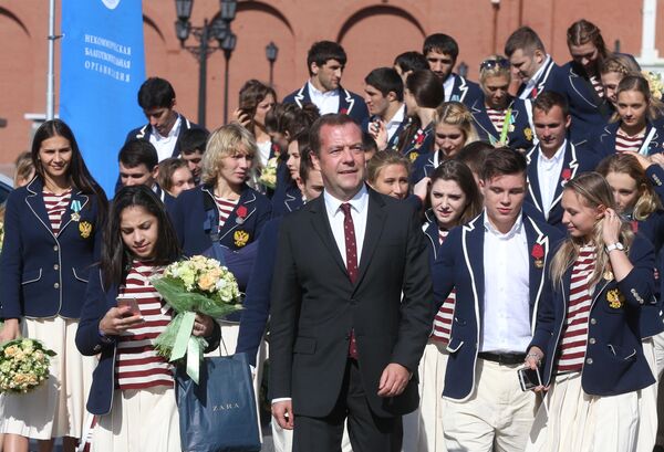 Дмитрий Медведев на Ивановской площади Московского Кремля с российскими олимпийцами