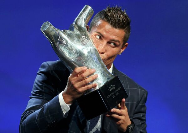 Криштиану Роналду с призом лучшему футболисту Европы