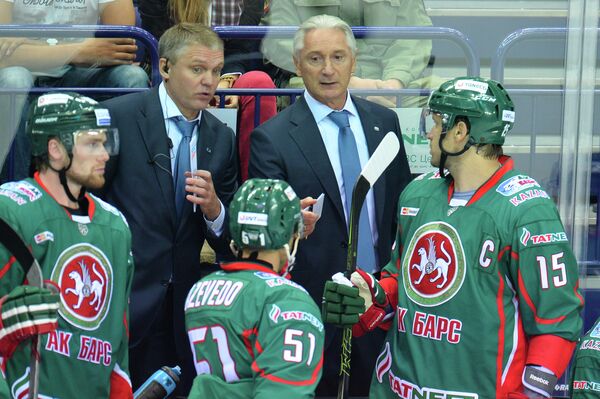 Тренер Ак Барса Александр Завьялов и главный тренер Ак Барса Зинэтула Билялетдинов (слева направо на втором плане)