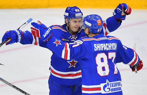 Хоккеисты СКА Евгений Дадонов (слева) и Вадим Шипачёв