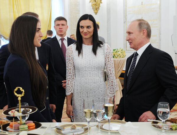 Владимир Путин, Наталья Воробьева и Елена Исинбаева (в центре)