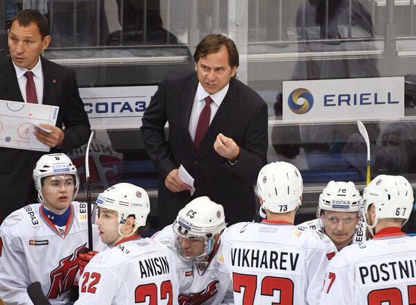 Исполняющий обязанности главного тренера Металлурга (Новокузнецк) Валерий Зелепукин ( в центре) и хоккеисты клуба