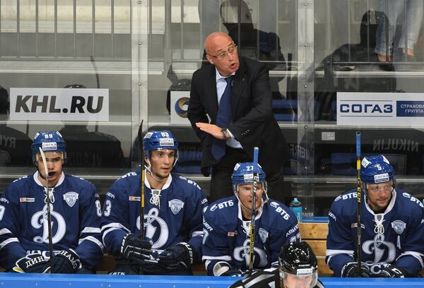 Главный тренер Динамо Сергей Орешкин (в центре на втором плане) и хоккеисты клуба