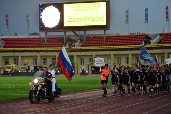 Первыми шествие начали воспитанники спортивных школ Владимира и области