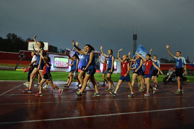 Дети мгновенно вымокли до нитки, продолжая при этом стойко улыбаться и приветствовать публику Дети мгновенно вымокли до нитки, продолжая при этом стойко улыбаться и приветствовать публику