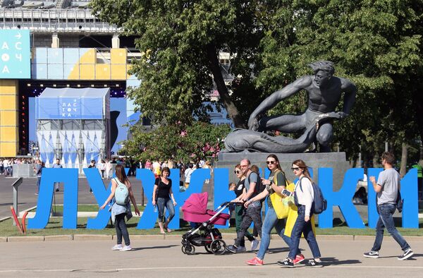Отдыхающие на городском фестивале, приуроченного к 60-летию Лужников в Москве.