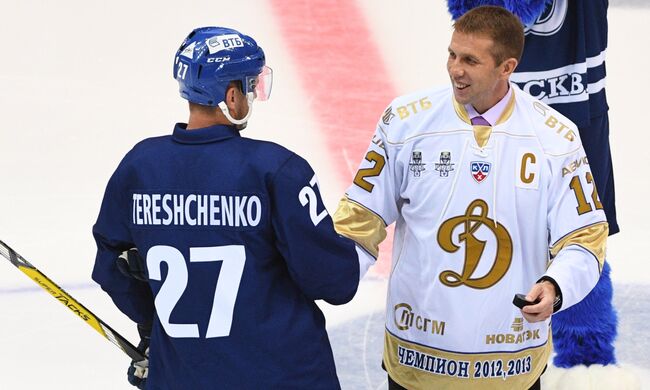 Бывший капитан Динамо, завершивший карьеру профессионального хоккеиста в 2016 году Юрий Бабанко (справа) и капитан Динамо Алексей Терещенко
