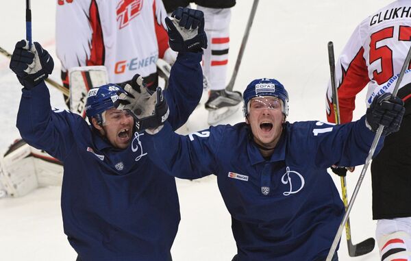 Хоккеисты Динамо Семён Кокуёв (слева) и Александр Рыбаков