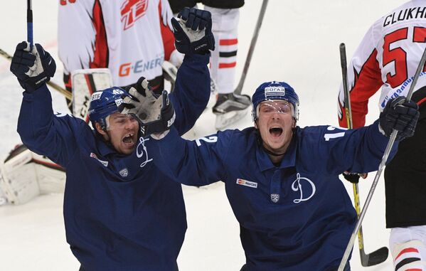 Хоккеисты Динамо Семён Кокуёв (слева) и Александр Рыбаков