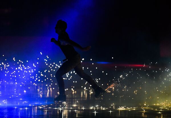 Артист светового шоу выступает во время ледового представления по фигурному катанию Magic on ice на льду Малой спортивной арены ОК Лужники