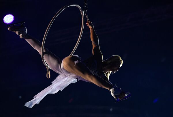 Воздушная гимнастка выступает во время шоу по фигурному катанию Magic on ice на льду Малой спортивной арены ОК Лужники