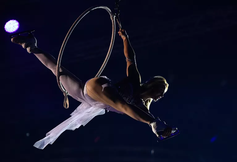 Воздушная гимнастка выступает во время шоу по фигурному катанию Magic on ice на льду Малой спортивной арены ОК Лужники Воздушная гимнастка выступает во время шоу по фигурному катанию Magic on ice на льду Малой спортивной арены ОК Лужники