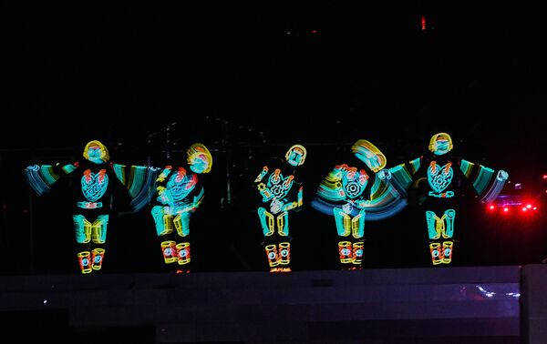 Артисты светового шоу выступают во время ледового представления по фигурному катанию Magic on ice на льду Малой спортивной арены ОК Лужники
