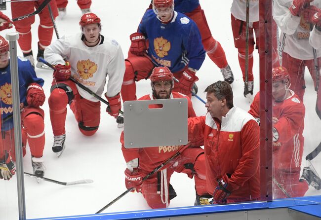Хоккеисты сборной России во время тренировки