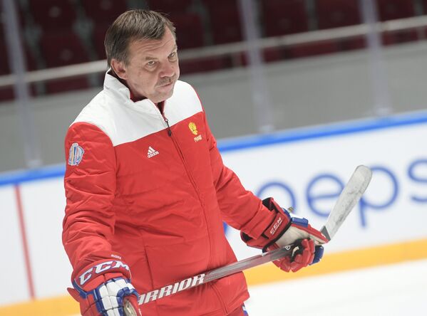 Тренер сборной России по хоккею Олег Знарок