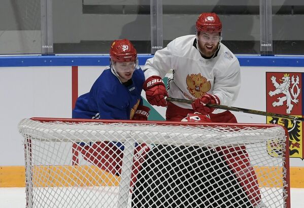 Нападающий сборной России по хоккею Артемий Панарин (слева) и защитник Никита Нестеров