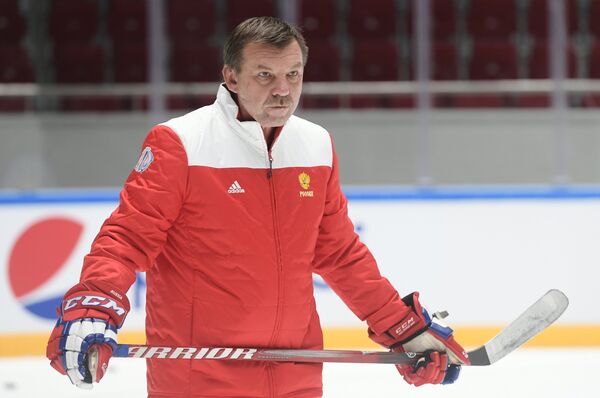 Тренер сборной России по хоккею Олег Знарок