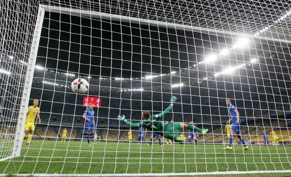 Игровой момент матча европейского отборочного турнира чемпионата мира 2018 года между сборными Украины и Исландии