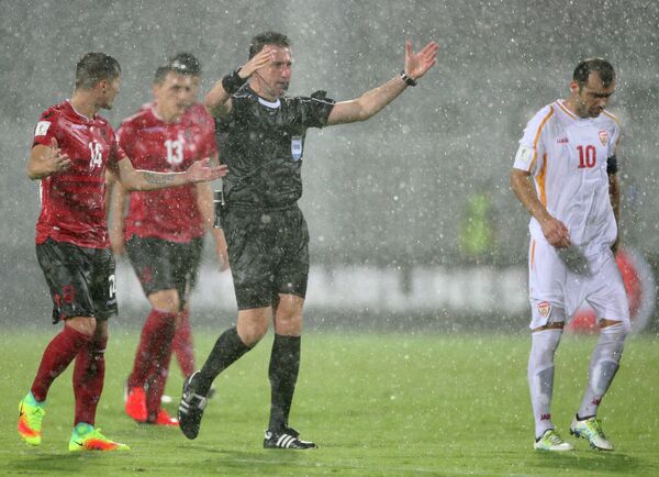 Судья из-за дождя уводит с поля футболистов сборных Албании и Македонии в матче отборочного этапа чемпионата мира-2018 по футболу