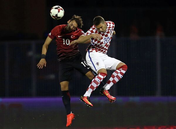 Игровой момент матча европейского отборочного турнира чемпионата мира 2018 года между сборными Хорватии и Турции