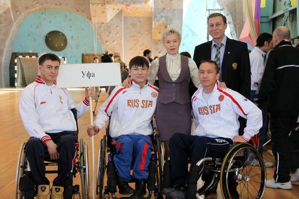 Знаменитая паралегкоатлетка, 13-кратная паралимпийская чемпионка и вице-президент ПКР Рима Баталова вместе со спортсменами
