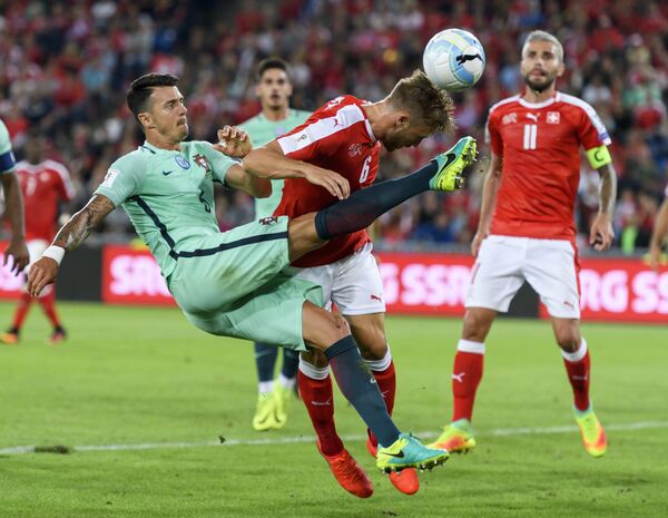 Игровой момент матча европейского отборочного турнира чемпионата мира 2018 года между сборными Швейцарии и Португалии