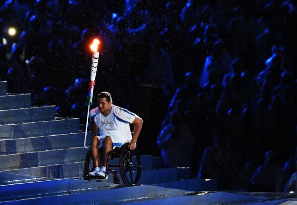 Факелоносец на церемонии открытия XV летних Паралимпийских игр 2016 в Рио-де-Жанейро
