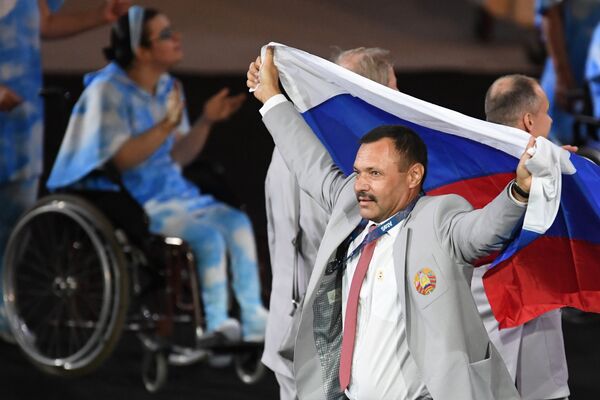 редставитель паралимпийской сборной Белоруссии с флагом России