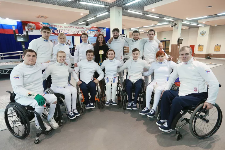Паралимпийская сборная России по фехтованию и олимпийская чемпионка по фехтованию на саблях Софья Великая Паралимпийская сборная России по фехтованию и олимпийская чемпионка по фехтованию на саблях Софья Великая