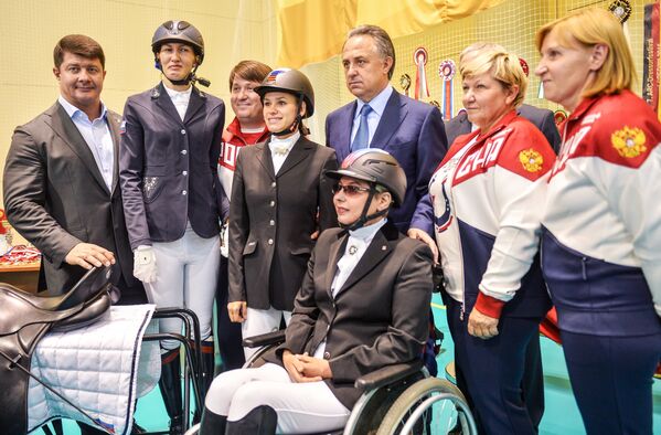 Министр спорта РФ Виталий Мутко (в центре)
