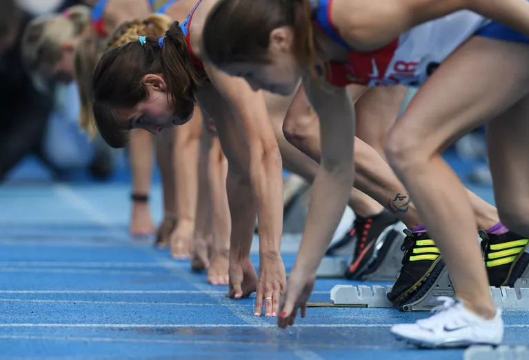 Спортсменки на старте Спортсменки на старте