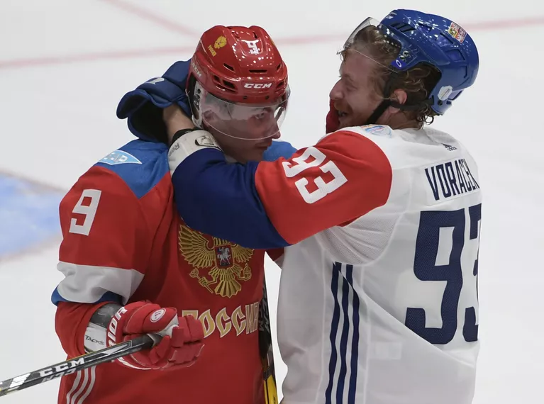 Игроки сборной России Дмитрий Орлов (слева) и сборной Чехии Якуб Ворачек Игроки сборной России Дмитрий Орлов (слева) и сборной Чехии Якуб Ворачек