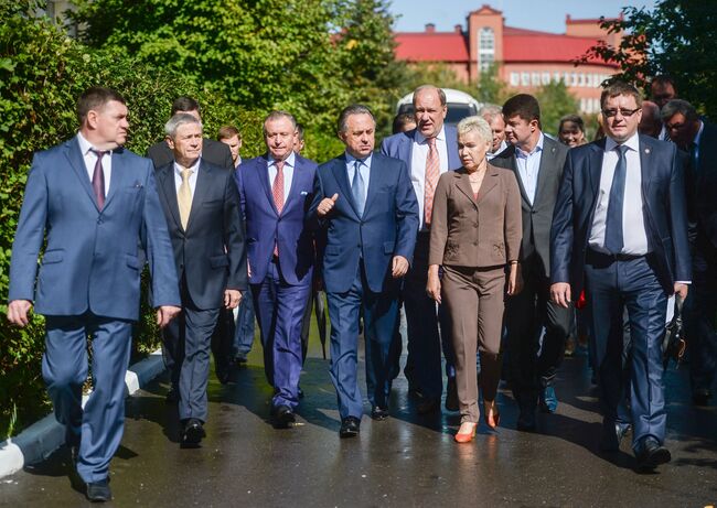 Министр спорта РФ Виталий Мутко (в центре) и 13-кратная паралимпийская чемпионка Рима Баталова (третья справа) во время посещения учебно-тренировочного центра сборных команд России Новогорск, где проходят Всероссийские паралимпийские соревнования