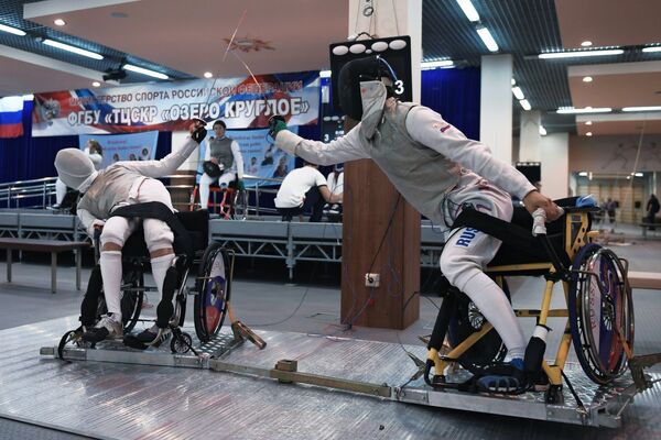 Спортсмены во время поединка по фехтованию на Всероссийских паралимпийских соревнованиях