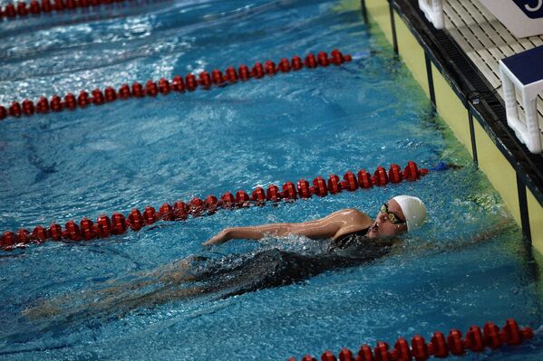 Спортсменка во время заплыва на Всероссийских паралимпийских соревнованиях в олимпийском центре Озеро Круглое