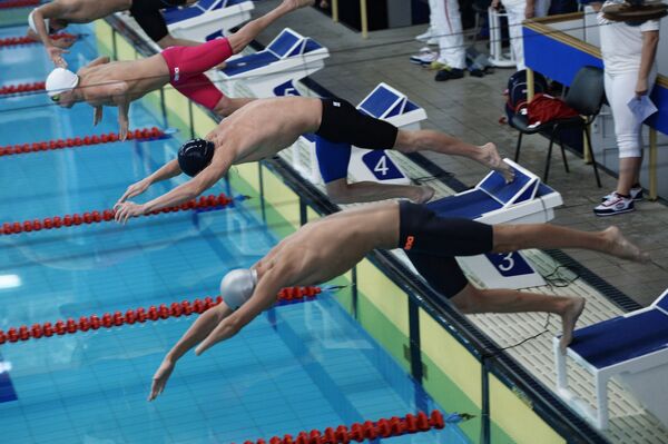 Спортсмены на старте заплыва на Всероссийских паралимпийских соревнованиях в олимпийском центре Озеро Круглое