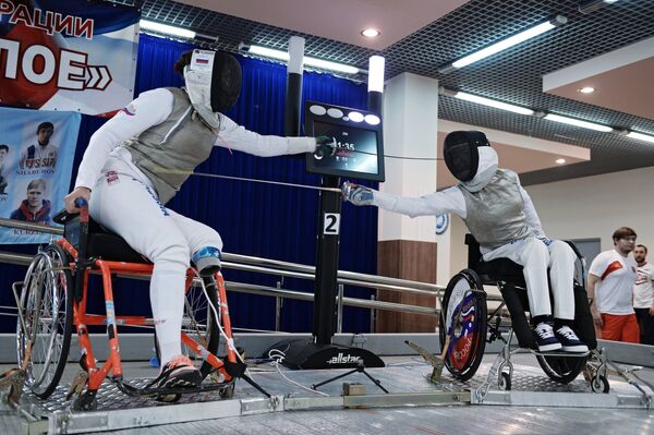Спортсмены во время поединка по фехтованию на Всероссийских паралимпийских соревнованиях в олимпийском центре Озеро Круглое