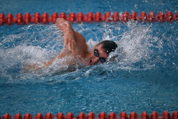 Спортсмен во время заплыва на Всероссийских паралимпийских соревнованиях в олимпийском центре Озеро Круглое