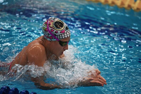 Спортсменка во время заплыва на Всероссийских паралимпийских соревнованиях