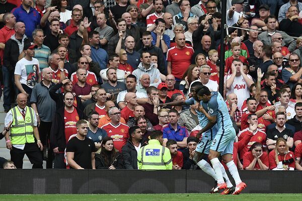 Игроки Манчестер Сити радуются забитому голу