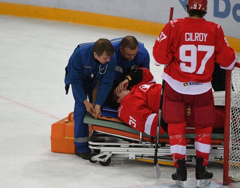 Медики оказывают помощь вратарю ХК Спартак Никите Беспалову